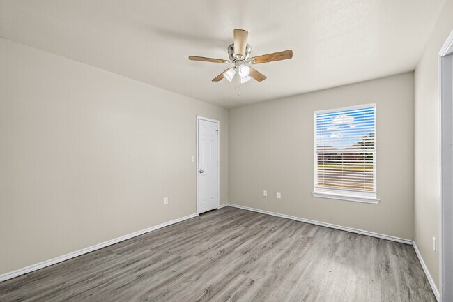 Building Photo - Spacious 3-Bed, 3-Bath Duplex – Awaits!