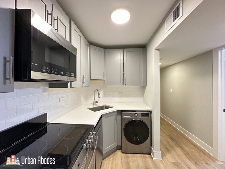 Building Photo - 1212 N La Salle Dr