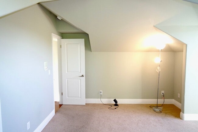 Building Photo - Modern House Near Downtown