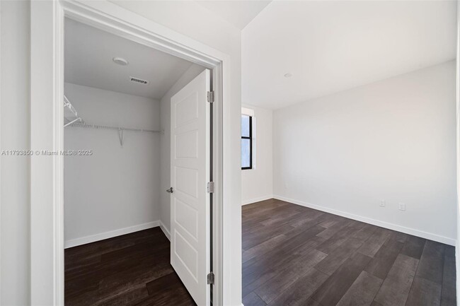 Building Photo - 555 NE 8th St