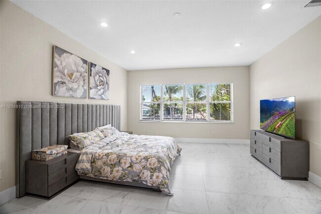 Building Photo - 1580 Shoreline Way