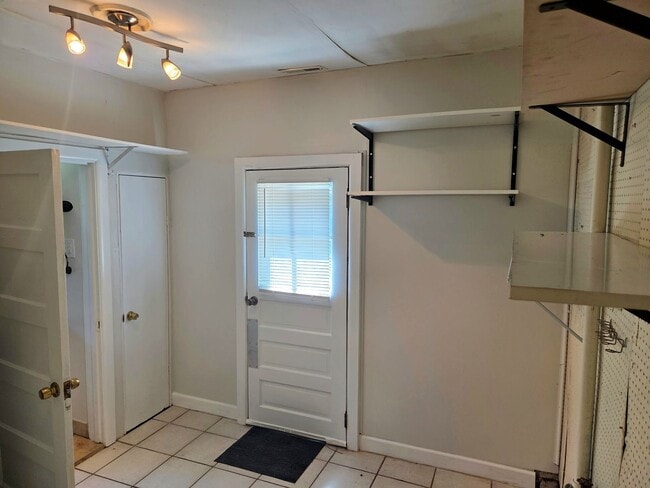 Building Photo - 3bd/1ba Cottage on private street with a s...