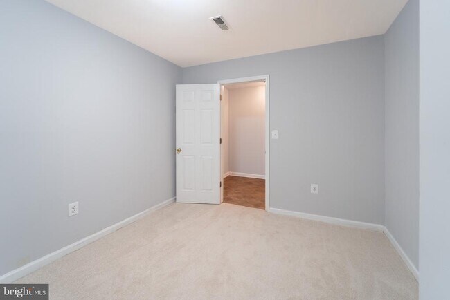 Building Photo - 413 Lakeview Ct