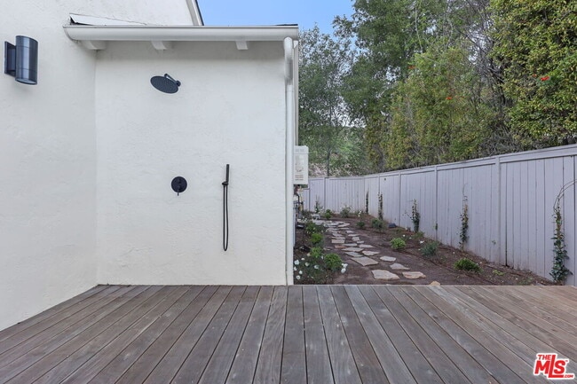 Building Photo - 17620 Camino De Yatasto