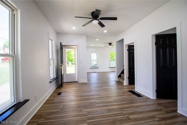 Building Photo - 8210 Maple Ave