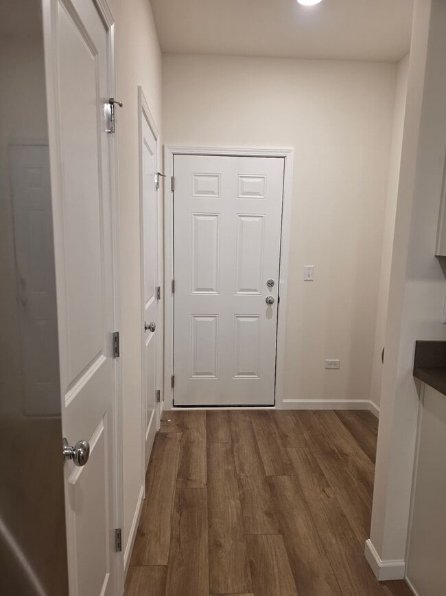 Building Photo - 5933 Hawkweed Dr