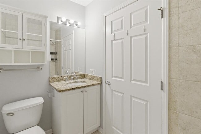 Building Photo - 873 N Larrabee St