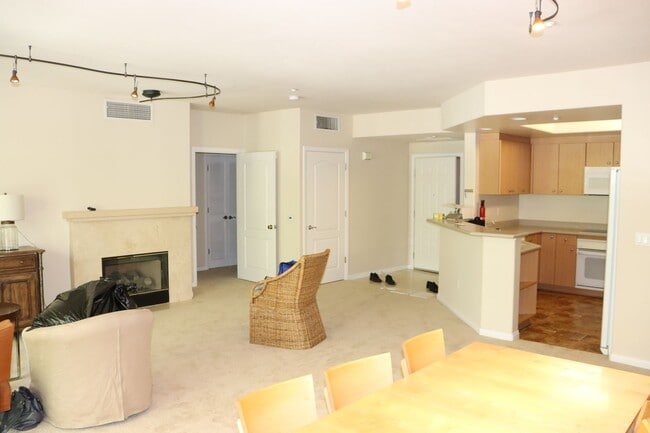 Building Photo - Spacious Downtown Condo