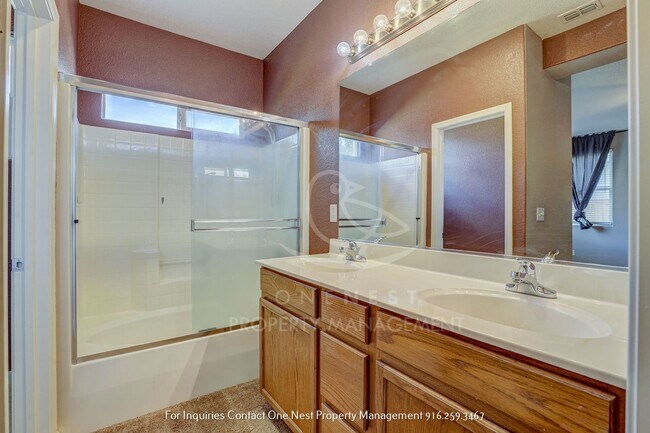 Building Photo - 3 bedroom, 2 bathroom Charming Plumas Lake...