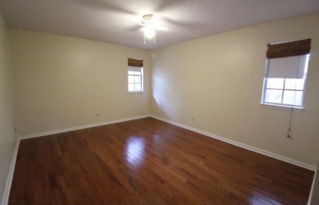 Building Photo - 266 N Villas Ct