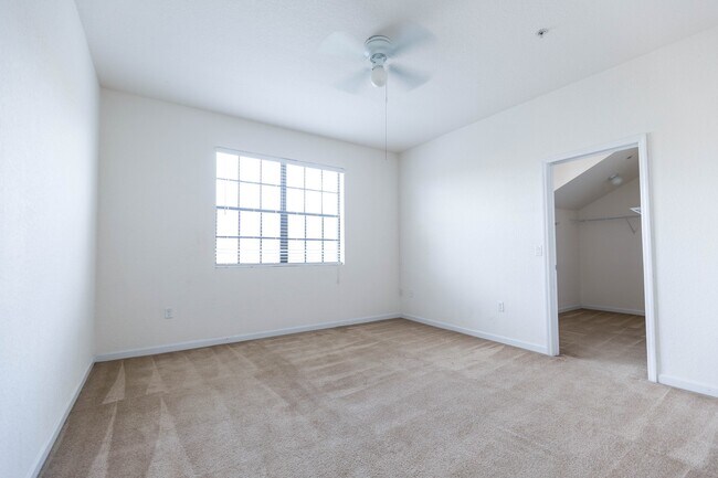 Building Photo - Beautiful spacious 4 bedroom, 2.5 bathroom townhome!