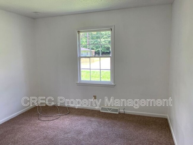 Building Photo - 205 Pinewood Dr