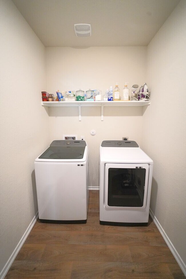 Building Photo - Like-New Home in Applewood Neighborhood. Realtor Commission: $600