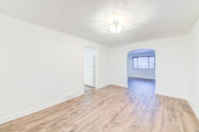 Building Photo - Amazing 3 bedroom home in South side available May 1!