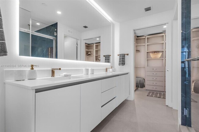 Building Photo - 700 NE 24th St