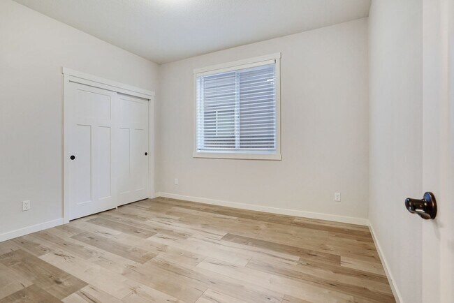 Building Photo - Polished single-level 3 bed, 2 bath home in NE Salem!