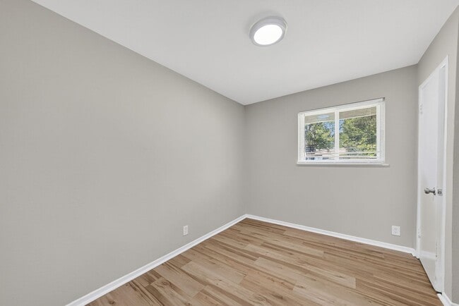 Building Photo - 10772 Spring Garden Dr