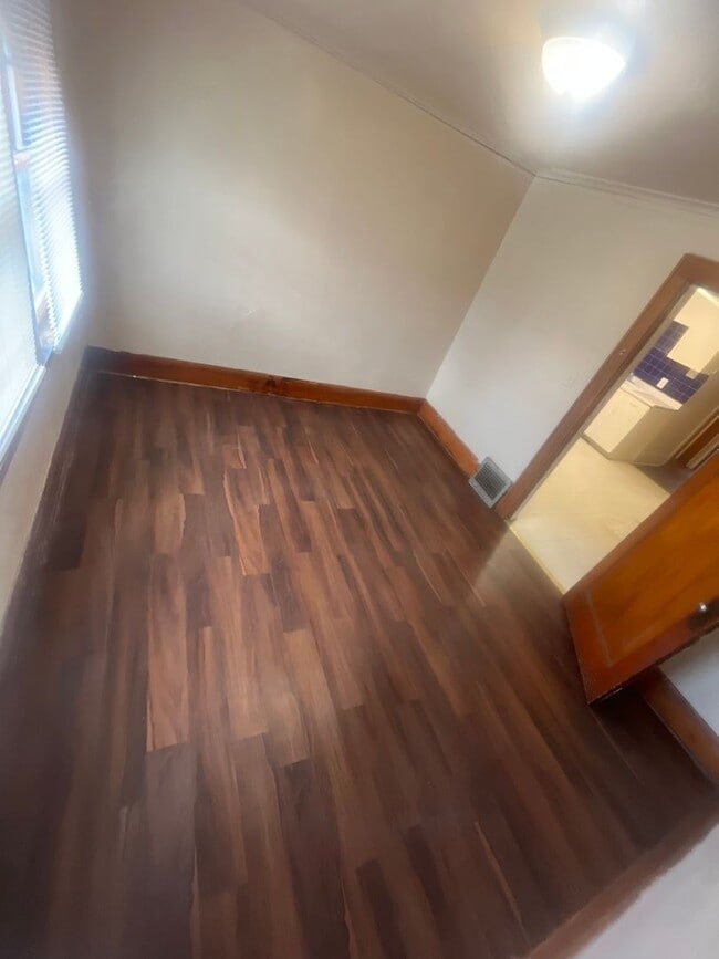 Building Photo - Spacious 2-Bedroom Upper Duplex