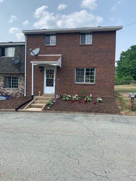 Building Photo - 427 Manor Rd