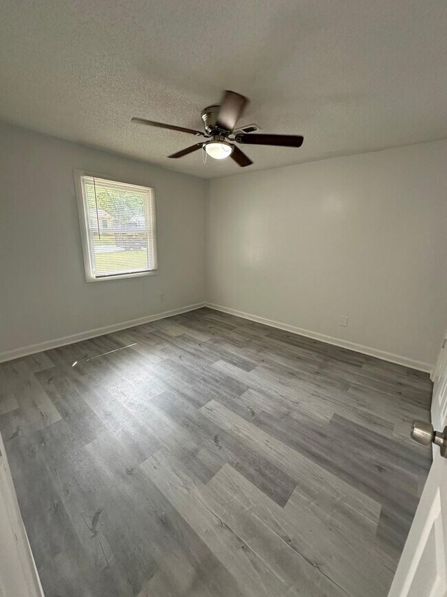 Building Photo - 4 bedroom 1 bath