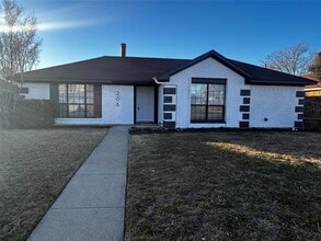 Building Photo - 206 N Alder Dr