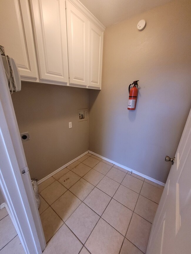 Building Photo - 3 bed 2 bath home with carport, move in re...