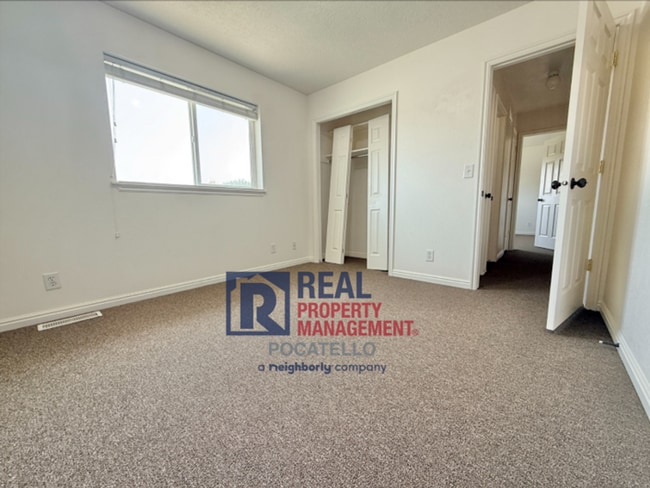 Building Photo - 1586 Dustin Cir