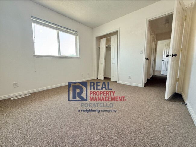 Building Photo - MOVE IN SPECIAL - 5 Bedroom 3.5 Bath Duplex - 2 car garag