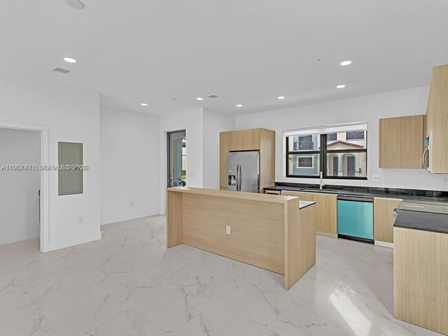 Building Photo - 6130 SW 36th Ct