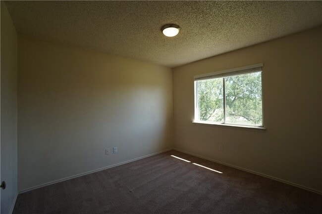 Building Photo - 112 Creekside Dr
