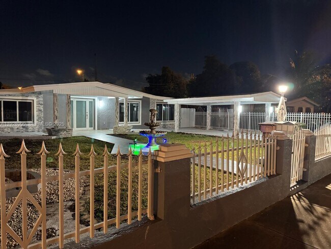 Building Photo - 881 Hialeah Dr