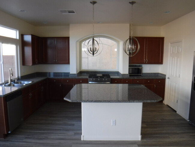 Building Photo - THIS IS A BEAUTIFUL WELL KEPT HOME!