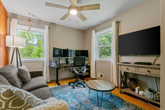 Building Photo - Charming 3 Bedroom Home Golden Valley