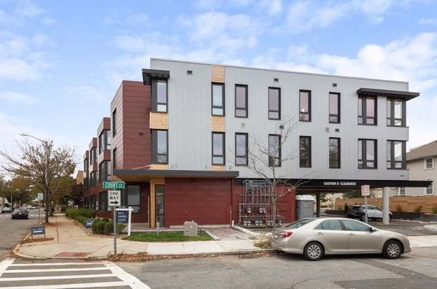 Building Photo - 240 Salem St