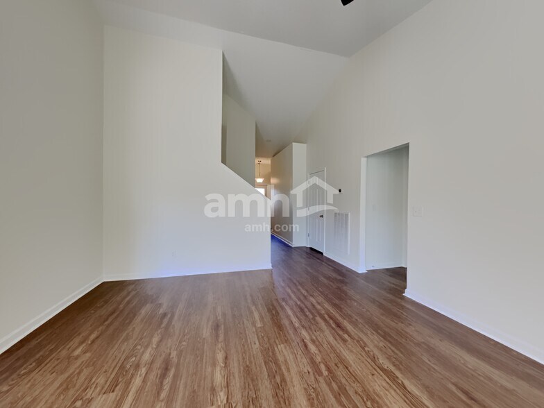 Building Photo - 432 Creekside Ln