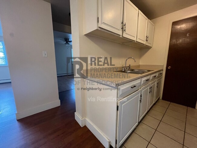 Building Photo - 1005 Robertson St