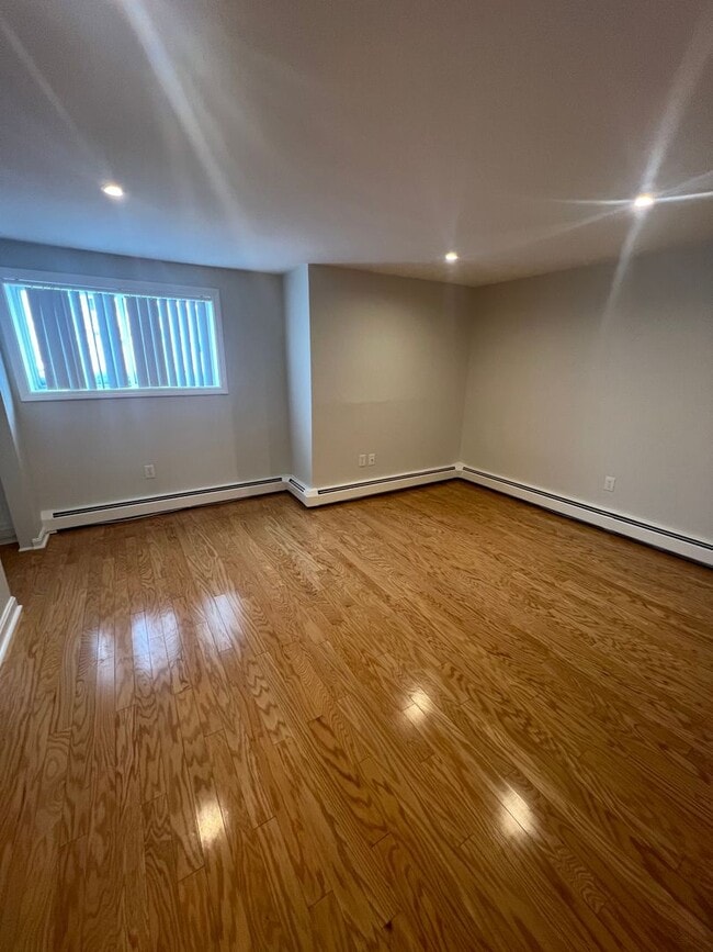 Building Photo - GARDEN LEVEL CONDO: 2 BED/1 BATH: Birchwoo...