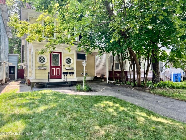 Building Photo - 127 N Pine Ave