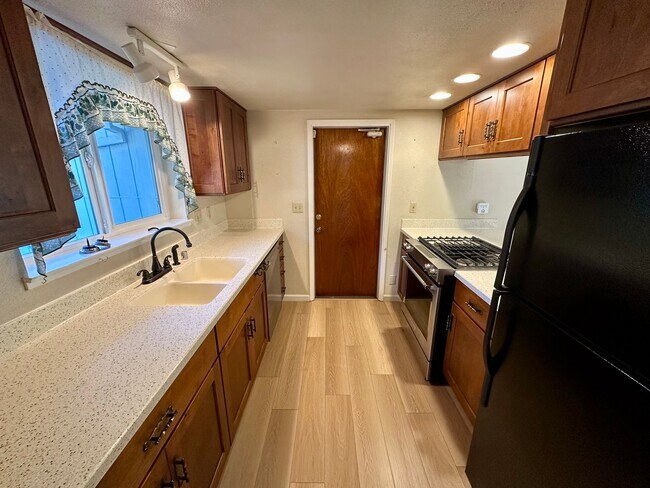 Building Photo - charming 3-bedroom, 2-bathroom