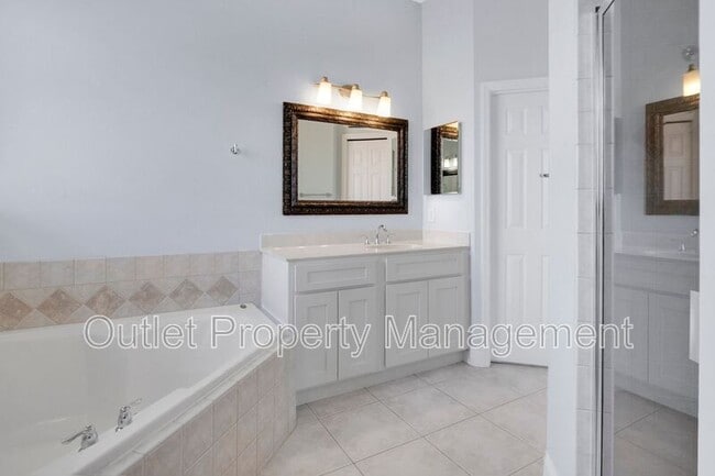 Building Photo - 10842 Woodchase Cir