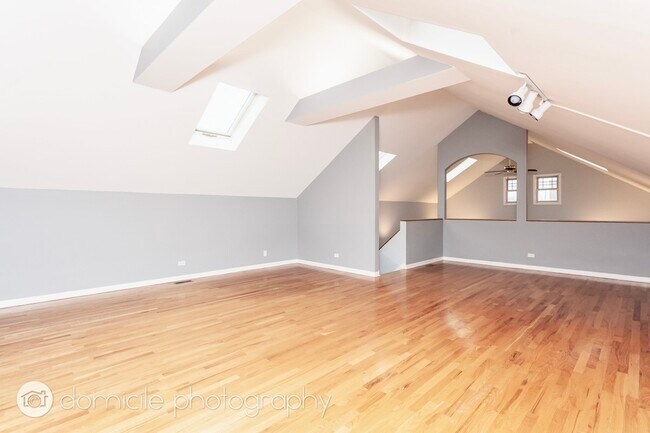 Building Photo - 3835 N Southport Ave