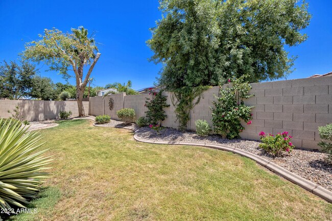 Building Photo - 3255 E Castanets Dr