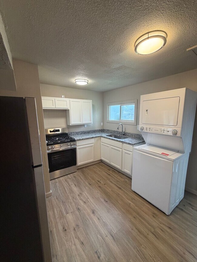 Building Photo - 2 Bedroom 1 Bath Home for Rent