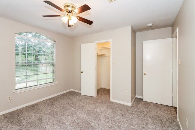 Building Photo - 18326 Forest Dew Dr