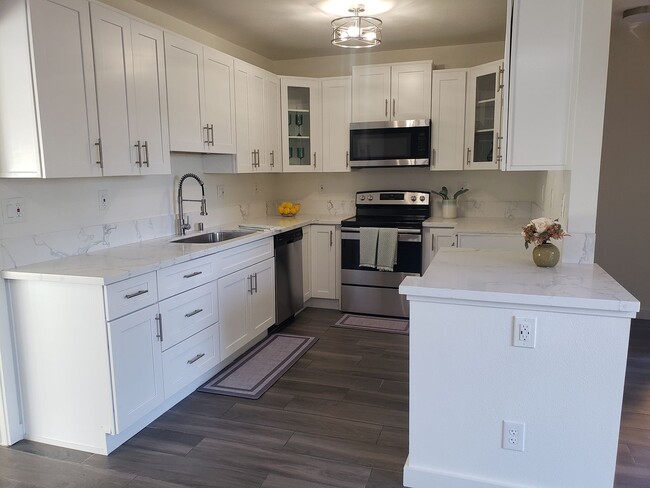 Building Photo - Nicely Remodeled Downstairs Unit