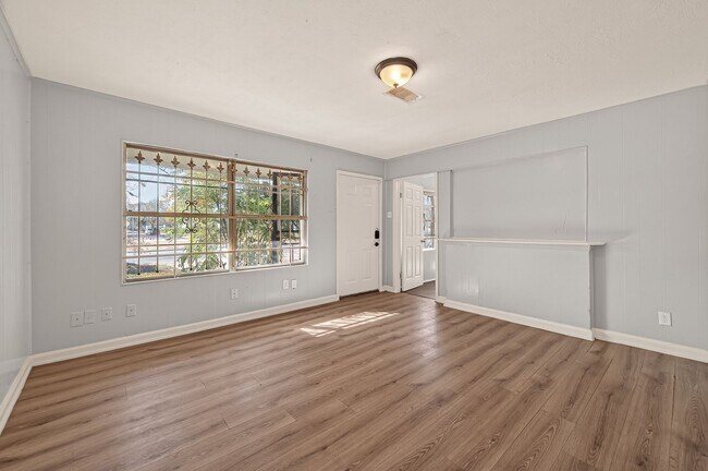 Building Photo - Affordable 4-Bedroom 2-Bathroom Convenient South Houston Home Near Medical Center & City Access
