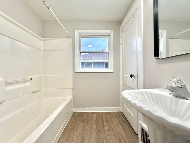 Building Photo - 4 Bedroom House