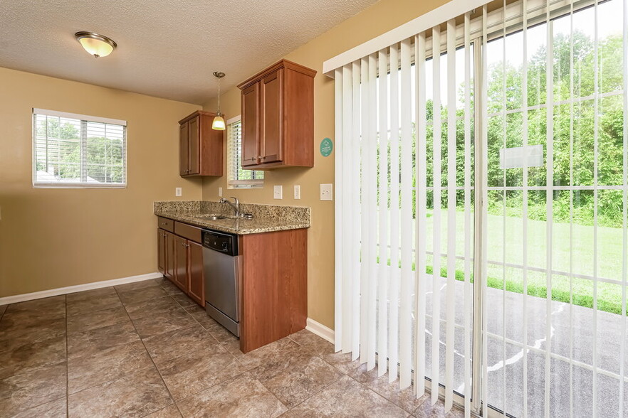 Building Photo - 2650 Stratford Lake Rd