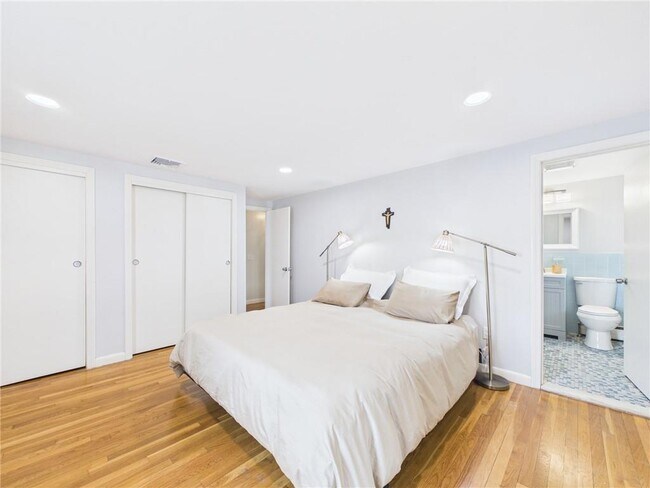 Building Photo - 449 Love Ln