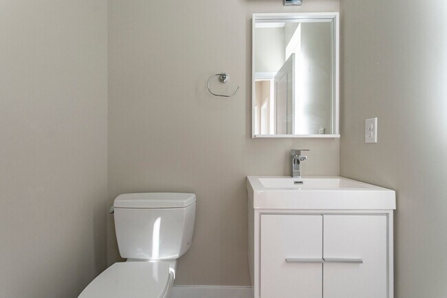 Building Photo - Three Bedroom Point Breeze Townhome w Roof Deck!